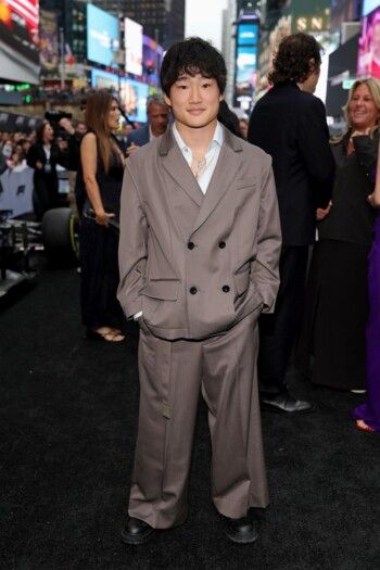 في العرض الأول لفيلم "F1".. السائقون وشريكاتهم ينطلقون بالموضة على المسار السريع