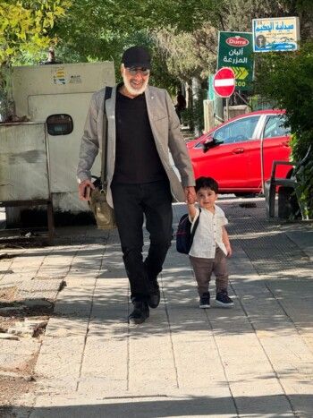 حفيد أيمن زيدان يخطف القلوب بوسامته ولطافته برفقة جده