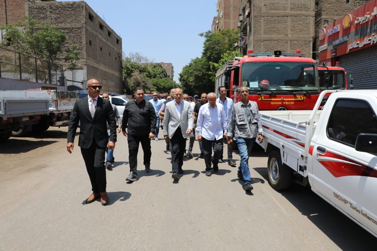 محافظ القاهرة يشرف على أعمال الإنقاذ بموقع انهيار عقارين بحدائق القبة