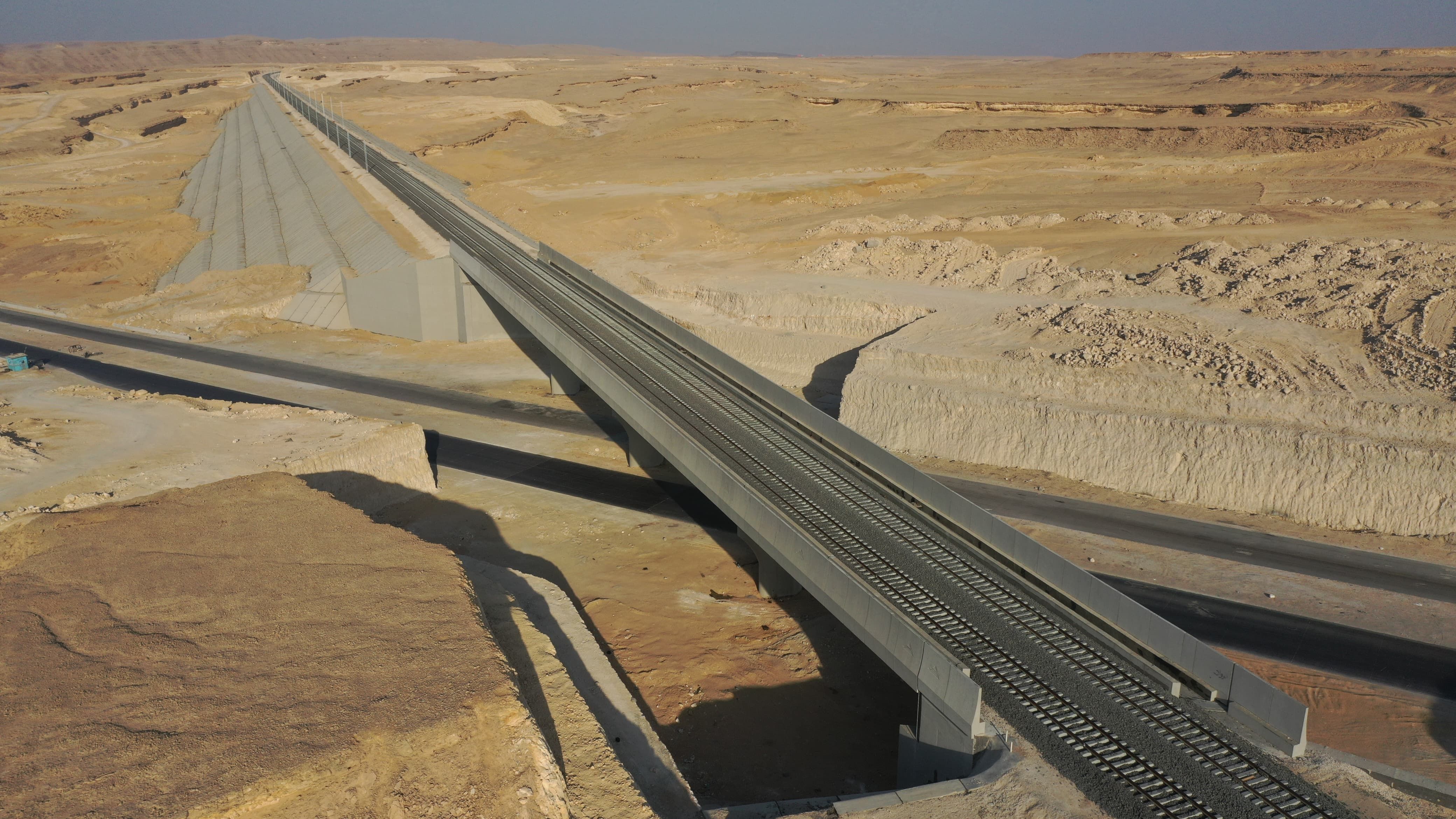 شاهد تركيب القضبان على كباري ومسار الخط الأول للقطار السريع السخنة-العلمين-مطروح