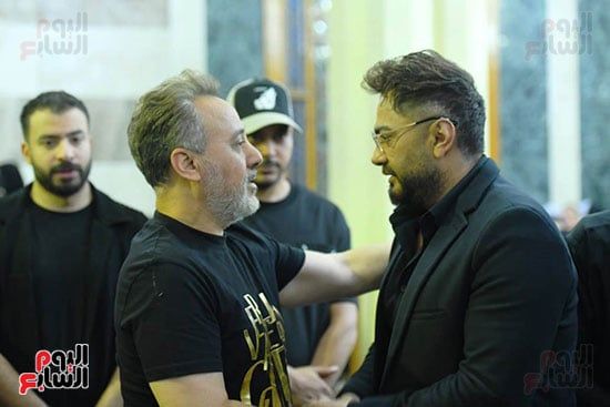 تامر حسني يقدم واجب العزاء فى والدة سارة وفيق.. صور