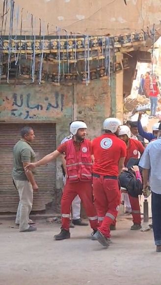 لحظة استخراج سيدة على قيد الحياة من أسفل عقار حدائق القبة المنهار.. صورة