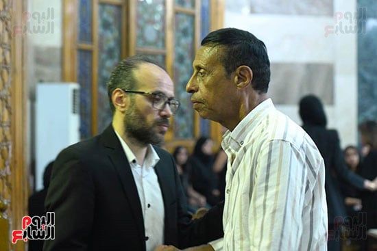 تامر حسني يقدم واجب العزاء فى والدة سارة وفيق.. صور