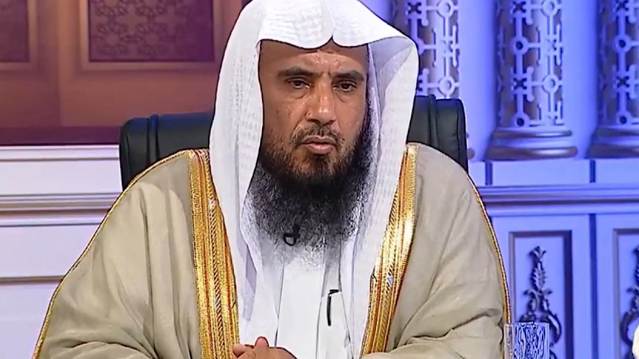 الخثلان يوضح حكم وجود الخادمات في منزل به رجال وهي كاشفة .. فيديو