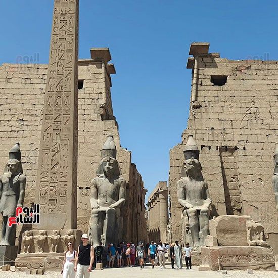 15 صورة ترصد أجواء المتعة والبهجة لسياح العالم فى معالم الأقصر الأثرية