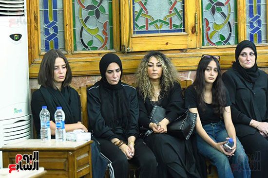 هنا الزاهد وسهر الصايغ وإيمان العاصى وأشرف زكى فى عزاء والدة سارة وفيق.. صور