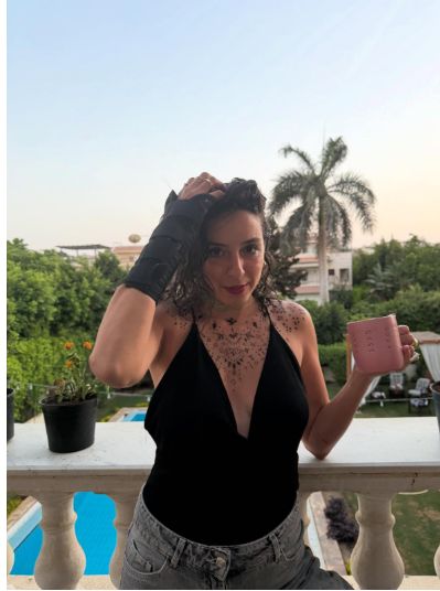 سارة عبد الرحمن عن رسومات جسدها: استخدمت الحنة لمصريتها وأصالتها