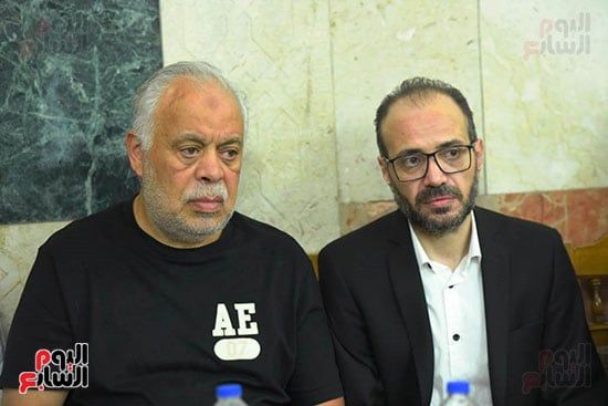 تامر حسني يقدم واجب العزاء فى والدة سارة وفيق.. صور