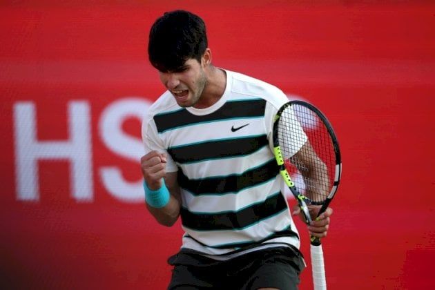 دورة كوينز: ألكاراس ينجو من الخسارة ويبلغ ربع النهائي