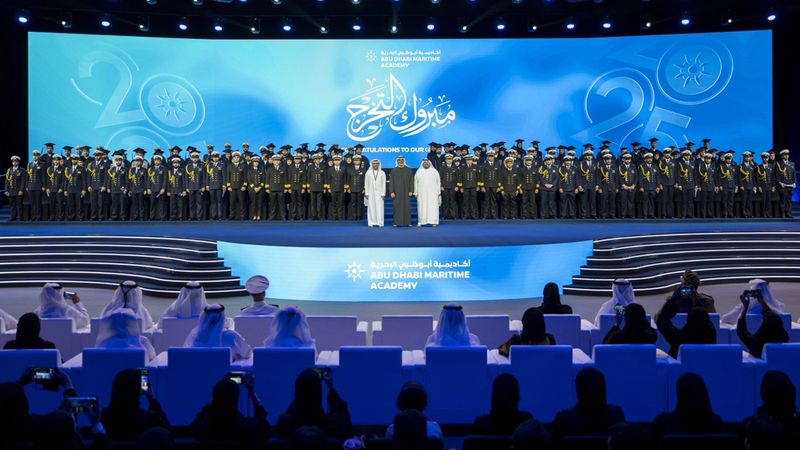 الامارات | خالد بن محمد يشهد حفل تخريج الدفعة الأولى من أكاديمية أبوظبي البحرية