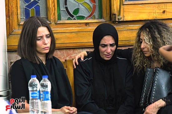 هنا الزاهد وسهر الصايغ وإيمان العاصى وأشرف زكى فى عزاء والدة سارة وفيق.. صور
