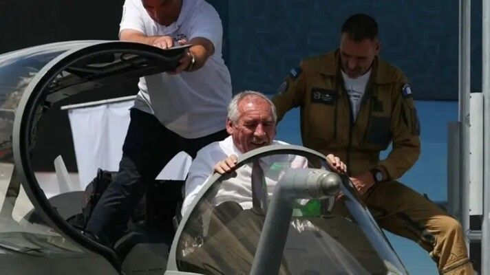 علق في طائرة مقاتلة.. رئيس الوزراء الفرنسي في موقف لا يُحسد عليه