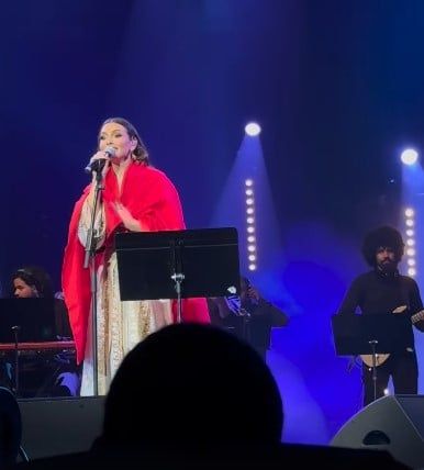 كارمن سليمان تحيى حفل مهرجان موازين وتعانق العلم المغربى.. صور