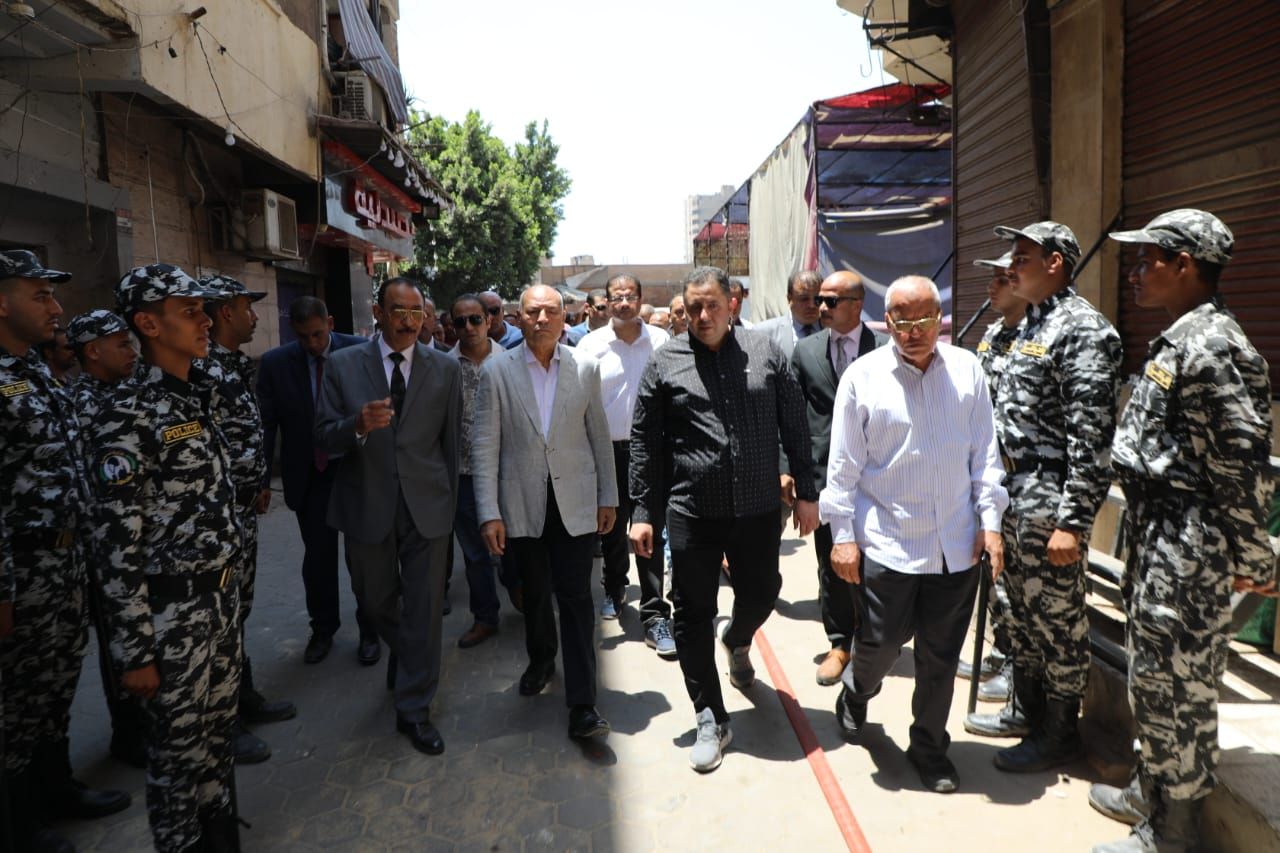 محافظ القاهرة يشرف على أعمال الإنقاذ بموقع انهيار عقارين بحدائق القبة