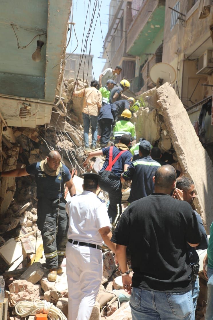 محافظ القاهرة يشرف على أعمال الإنقاذ بموقع انهيار عقارين بحدائق القبة