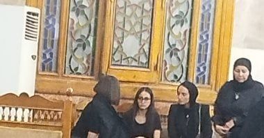 المخرجة سارة وفيق تتلقى العزاء في والدتها بحضور زوجها أحمد ثابت