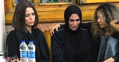 هنا الزاهد وسهر الصايغ وإيمان العاصى وأشرف زكى فى عزاء والدة سارة وفيق.. صور
