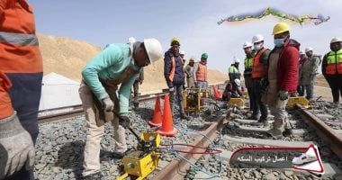 شاهد تركيب القضبان على كباري ومسار الخط الأول للقطار السريع السخنة-العلمين-مطروح