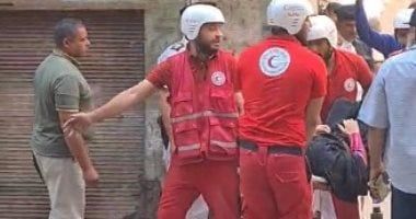 لحظة استخراج سيدة على قيد الحياة من أسفل عقار حدائق القبة المنهار.. صورة