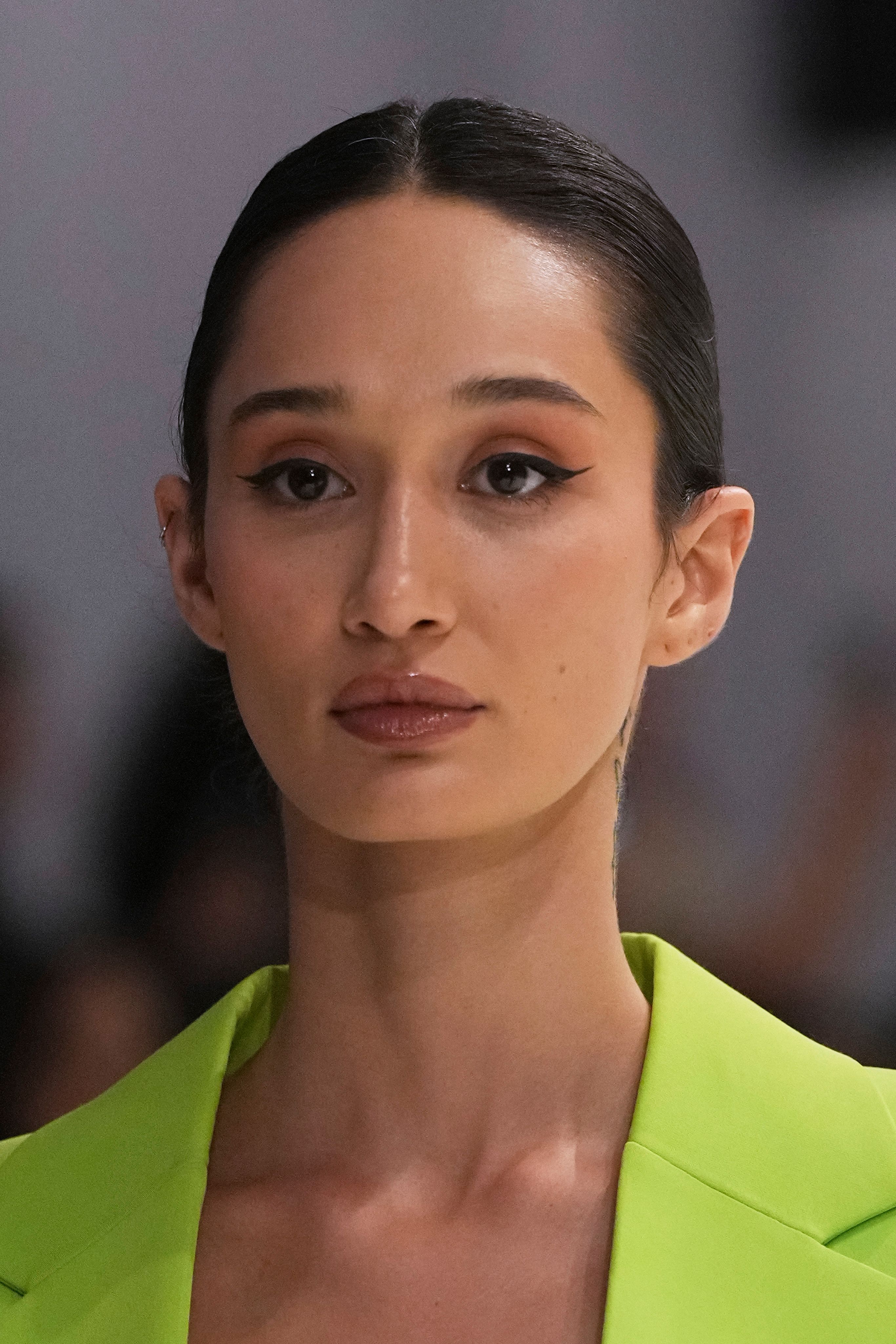 الفرق بين مكياج البشرة السمراء والبيضاء.. إليكِ الدليل الكامل