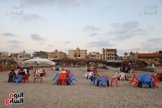 سفينة على الشاطئ.. مشهد غير مألوف يتحول لمعلم سياحى جذاب بالعريش (صور)