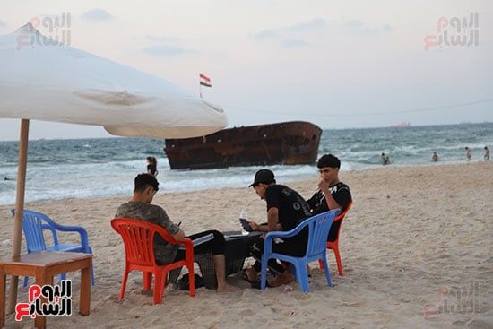 سفينة على الشاطئ.. مشهد غير مألوف يتحول لمعلم سياحى جذاب بالعريش (صور)