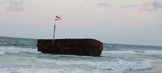سفينة على الشاطئ.. مشهد غير مألوف يتحول لمعلم سياحى جذاب بالعريش (صور)