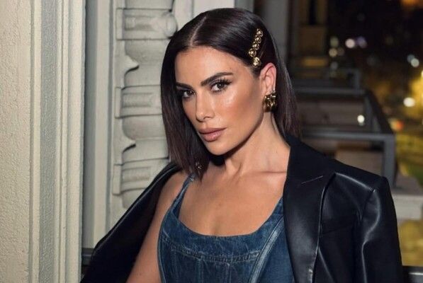 صبا مبارك تخطف القلوب بفستانها الأحمر