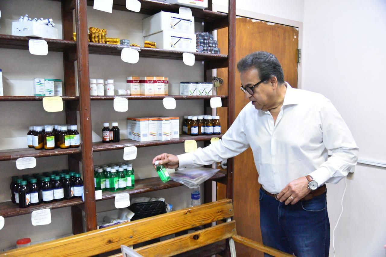وزير الصحة يتفقد المركز الصحي الحضري بصقر قريش ويشيد بانتظام العمل