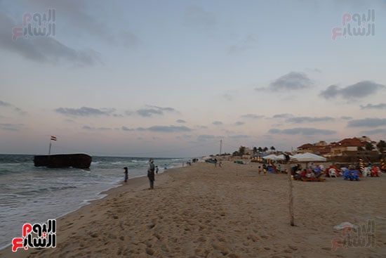 سفينة على الشاطئ.. مشهد غير مألوف يتحول لمعلم سياحى جذاب بالعريش (صور)