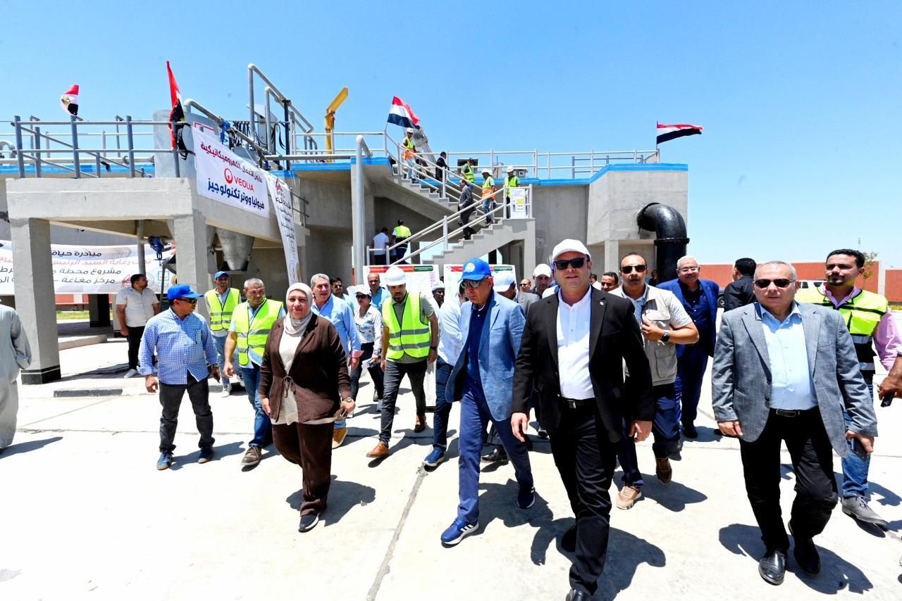 وزير الإسكان ومحافظ المنيا يتفقدان محطتي مياه شرب العدوة الجديدة