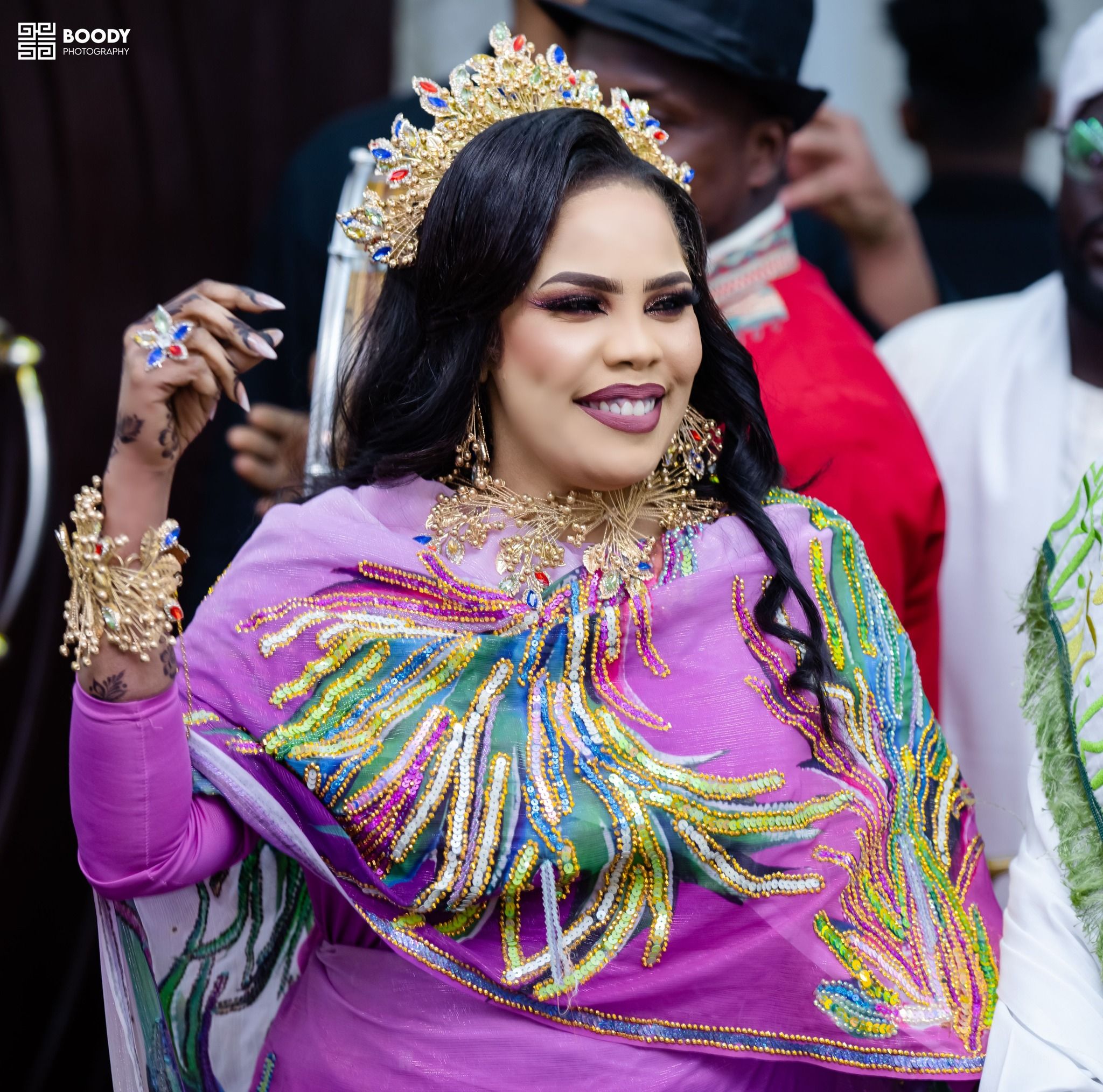 شاهد بالفيديو.. الفنانة آسيا بنة وزوجها يحصلان على هواتف “آيفون” هدية من أحد المحلات السودانية بالقاهرة