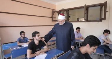 وكيل الأزهر يتفقد لجان معاهد العبور في امتحان الكيمياء.. ويطمئن الطلاب على مادة الفيزياء