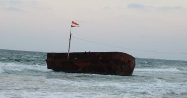 سفينة على الشاطئ.. مشهد غير مألوف يتحول لمعلم سياحى جذاب بالعريش (صور)