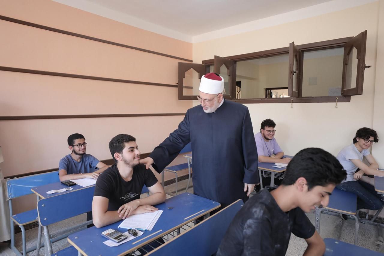 وكيل الأزهر يتفقد لجان معاهد العبور في امتحان الكيمياء.. ويطمئن الطلاب على مادة الفيزياء