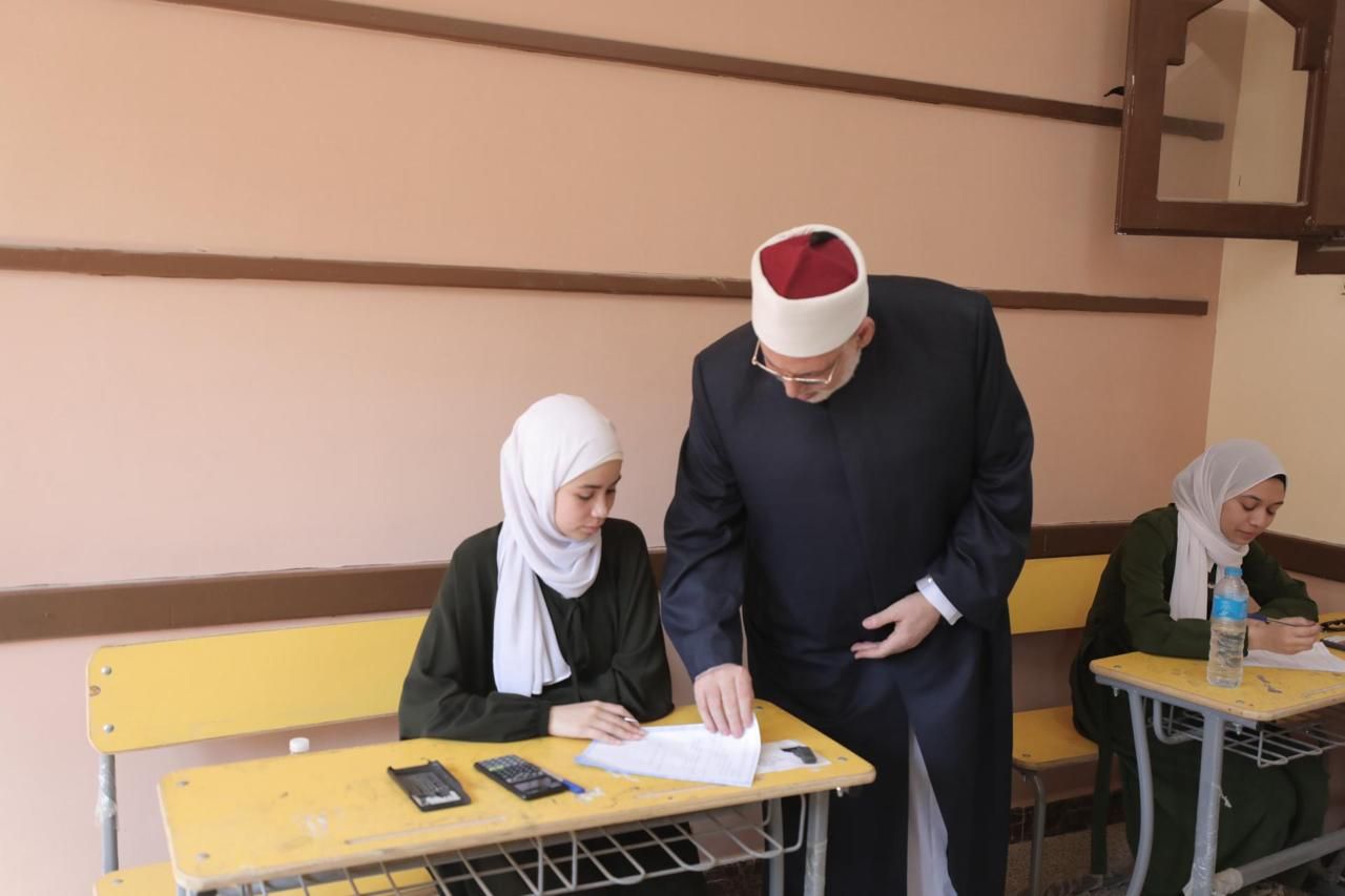 وكيل الأزهر يتفقد لجان معاهد العبور في امتحان الكيمياء.. ويطمئن الطلاب على مادة الفيزياء