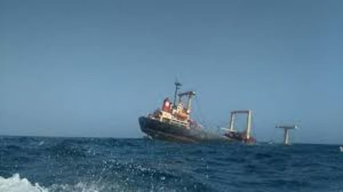 غرق سفينة تجارية قرب سواحل صلالة وإنقاذ طاقمها المكوّن من 20 شخصًا