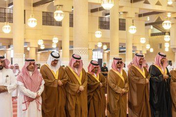 نائب أمير الرياض يؤدي صلاة الميت على الأمير مشعل بن عبدالله.. صور
