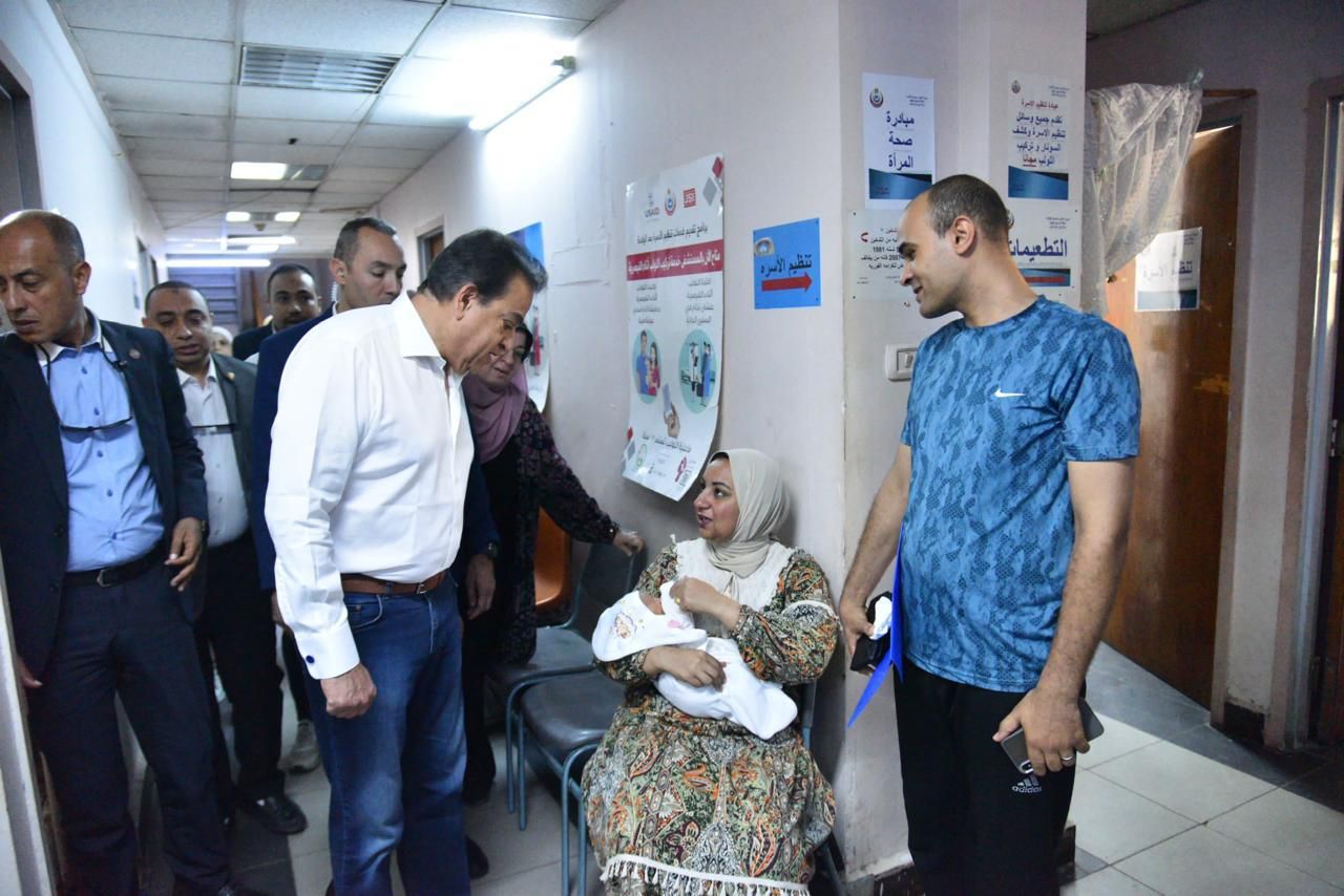 وزير الصحة يتفقد المركز الصحي الحضري بصقر قريش ويشيد بانتظام العمل