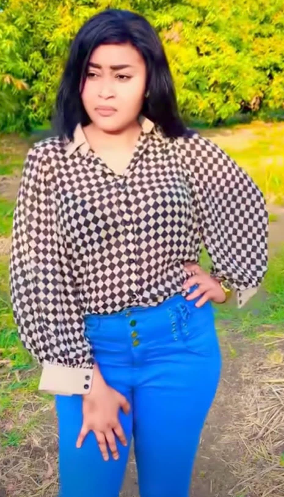 شاهد بالصورة والفيديو.. مطربة سودانية صاعدة تستعرض جمالها وتصف نفسها بأنها (ياسمين صبري) فرع السودان