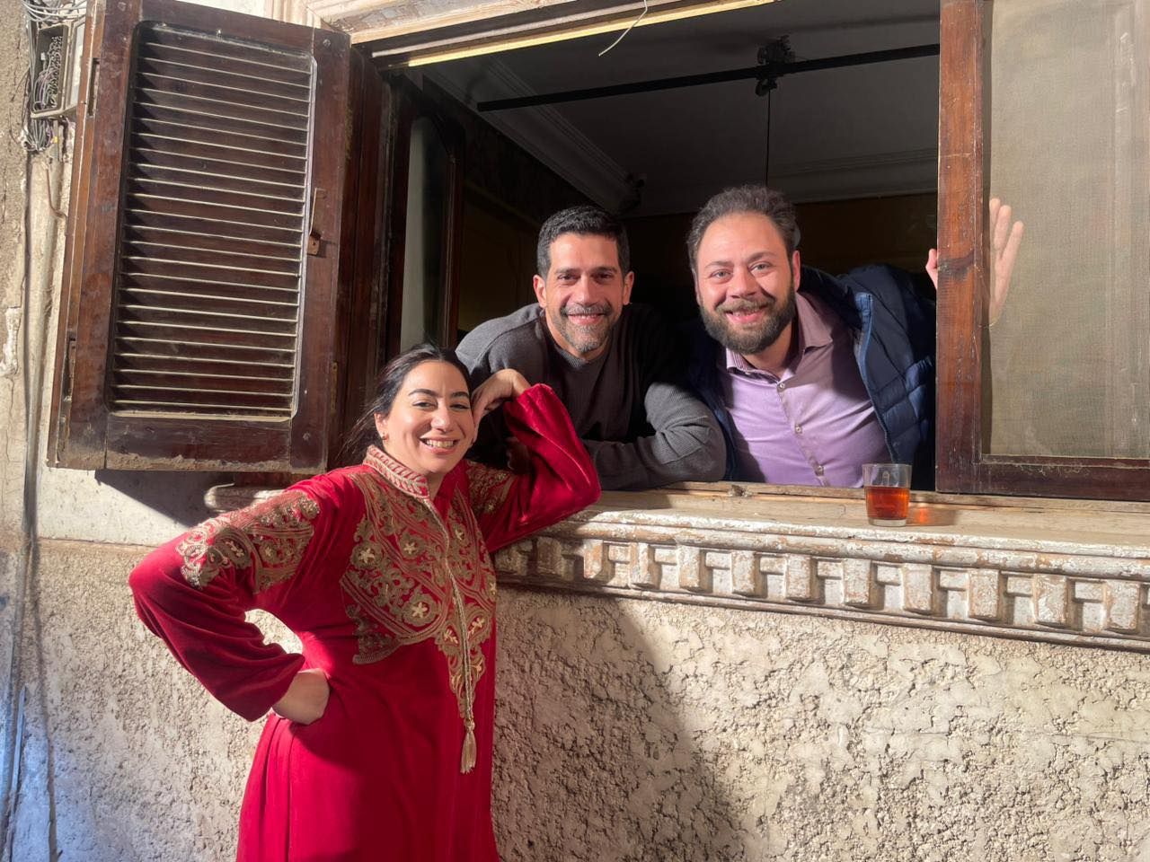 بالتزامن مع عرضه.. أبطال فات الميعاد فى لحظة عفوية بالكواليس