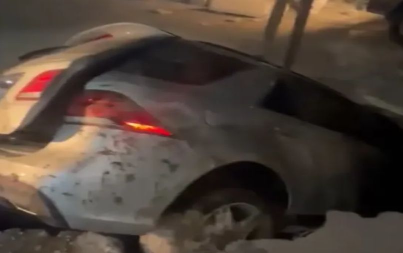 حفرة مجاري تبتلع سيارة وبداخلها عائلة كاملة في صنعاء "فيديو "