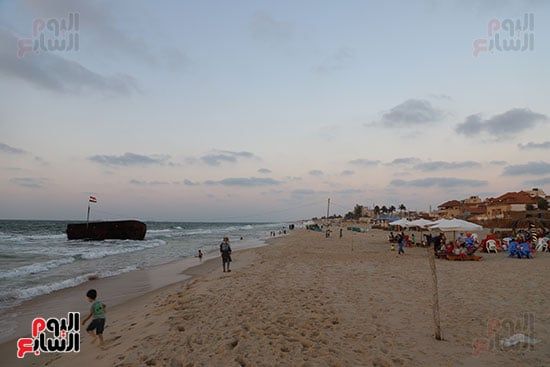 سفينة على الشاطئ.. مشهد غير مألوف يتحول لمعلم سياحى جذاب بالعريش (صور)