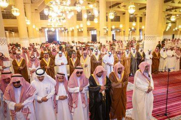 نائب أمير الرياض يؤدي صلاة الميت على الأمير مشعل بن عبدالله.. صور