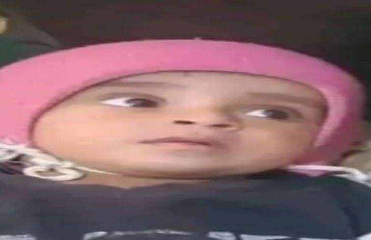 صورة تُثير الجدل...شخص ملثم يترك طفلًا أمام عمارة بصنعاء ويهرب