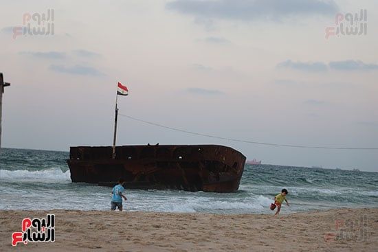 سفينة على الشاطئ.. مشهد غير مألوف يتحول لمعلم سياحى جذاب بالعريش (صور)