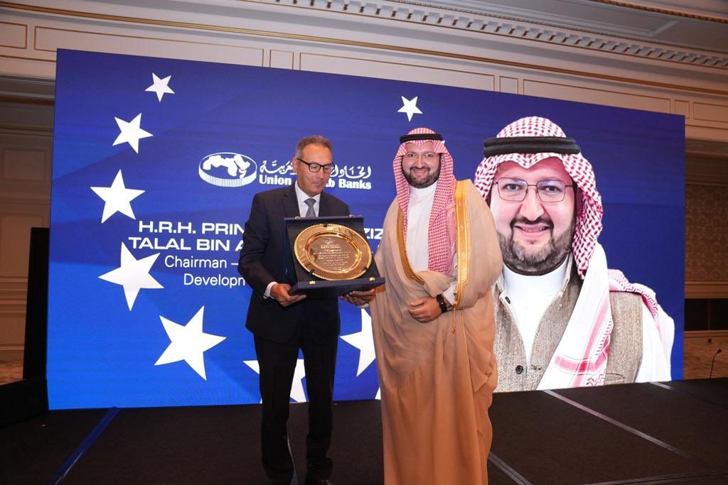 الأمير عبدالعزيز بن طلال يتسلم “جائزة الرؤية القيادية” في باريس