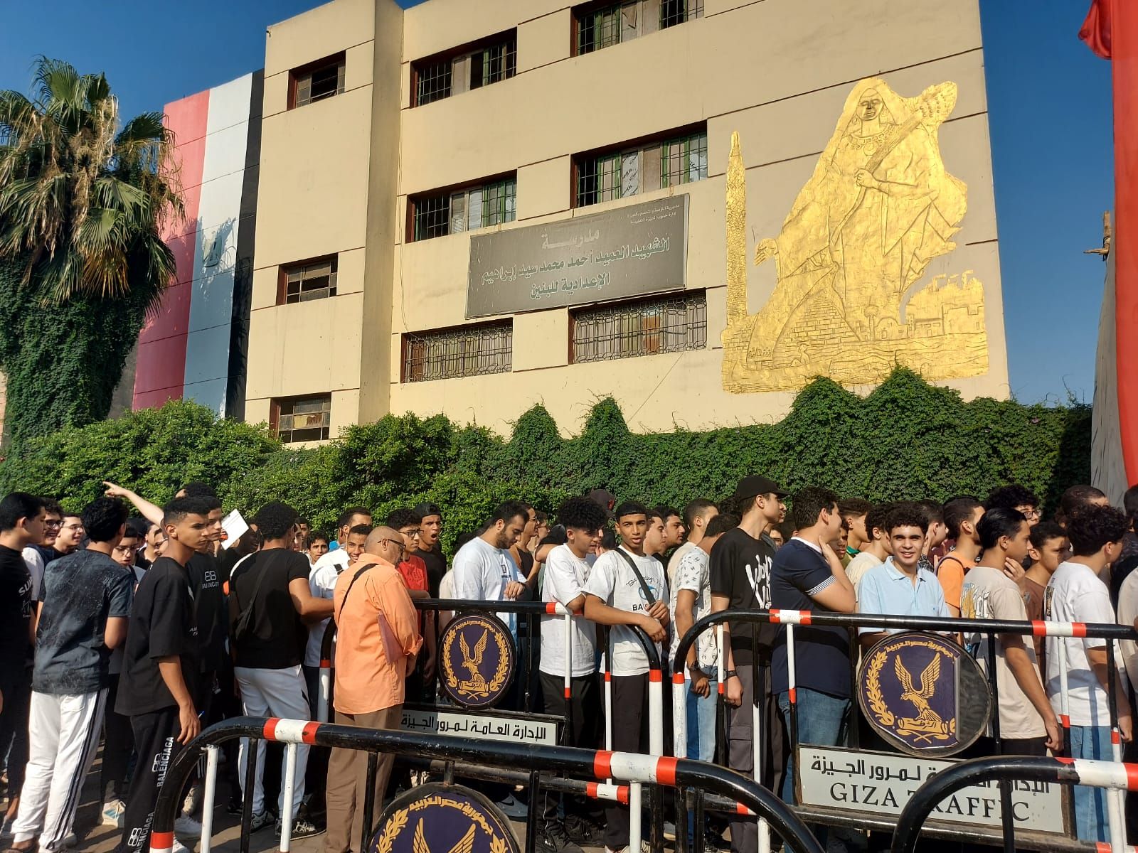 بدء دخول طلاب الثانوية العامة إلى لجان امتحان اللغة العربية وسط إجراءات مشددة