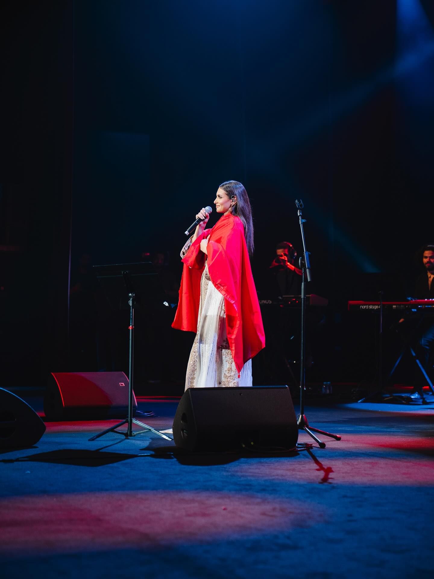 ارتدت القفطان المغربى واحتفلت بعيد ميلاد زوجها.. لقطات كارمن سليمان فى موازين