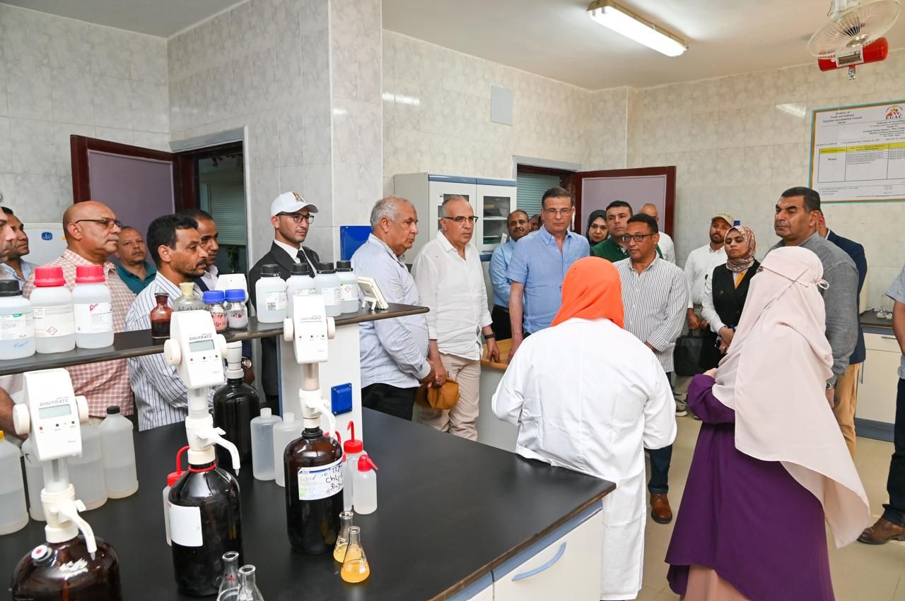 وزيرا الرى والزراعة يتفقدان مشروعات المياه الجوفية وأكبر مزرعة لإنتاج التمور في العالم